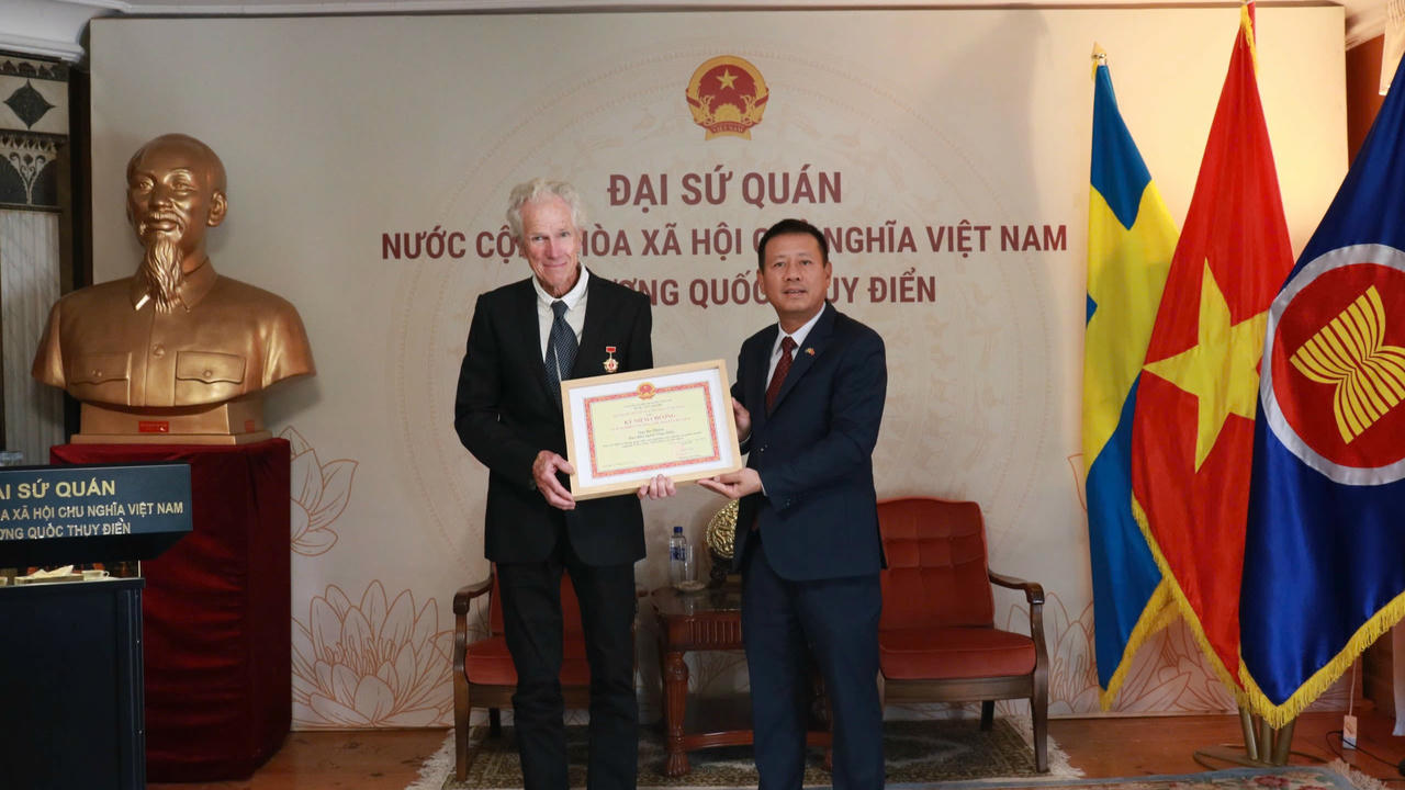 Trao Kỷ niệm chương Vì sự nghiệp Văn hóa, Thể thao và Du lịch cho đạo diễn phim người Thụy Điển Bo Öhlén