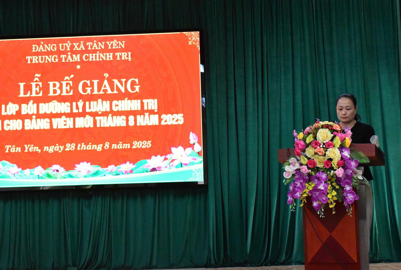 Bà Đỗ Thị Kim Oanh - Đảng uỷ viên, Giám đốc Trung tâm chính trị xã Tân Yên, tỉnh Bắc Ninh phát biểu tại Lễ bế giảng Lớp bồi dưỡng lý luận chính trị dành cho Đảng viên mới (tháng 8/2025)