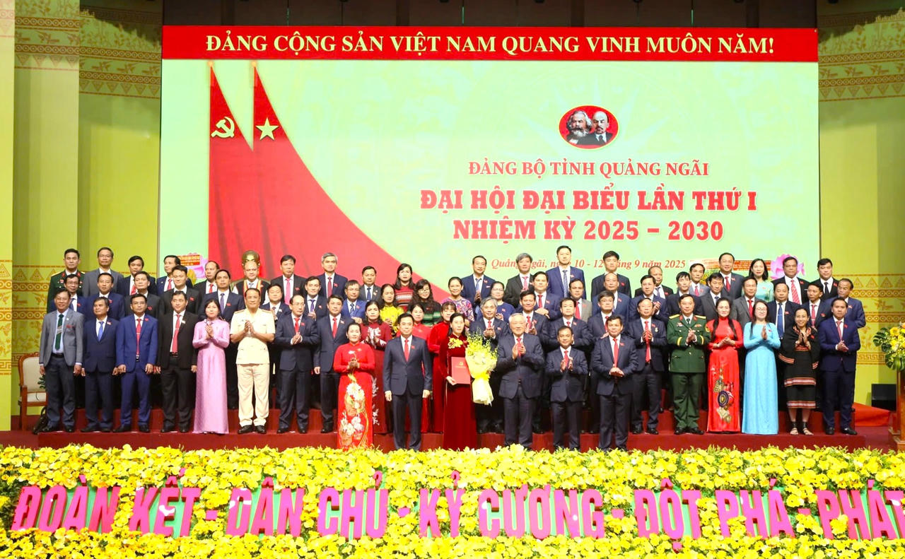 Phó Thủ tướng Thường trực Chính phủ Nguyễn Hòa Bình trao hoa và quyết định cho các đồng chí trong Ban Chấp hành, Ban Thường vụ Tỉnh ủy Quảng Ngãi khóa I, nhiệm kỳ 2025 - 2030.