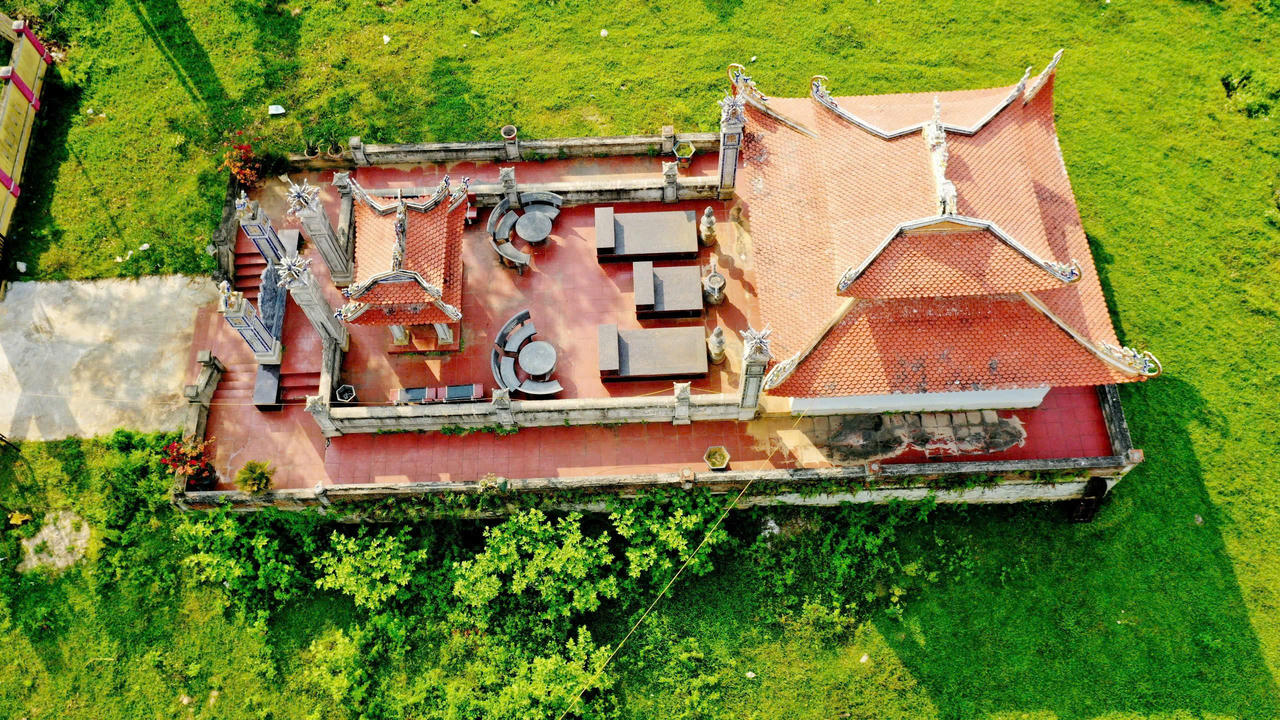 Khu lăng mộ Đền Song Trung được xây dựng khang trang, uy nghiêm, đẹp đẽ với hình sông, thế núi tuyệt đẹp.