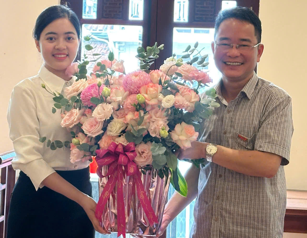 Bí thư Đảng uỷ Vũ Hoài Nam tặng hoa chúc mừng đồng chí Hoàng Thanh Tâm