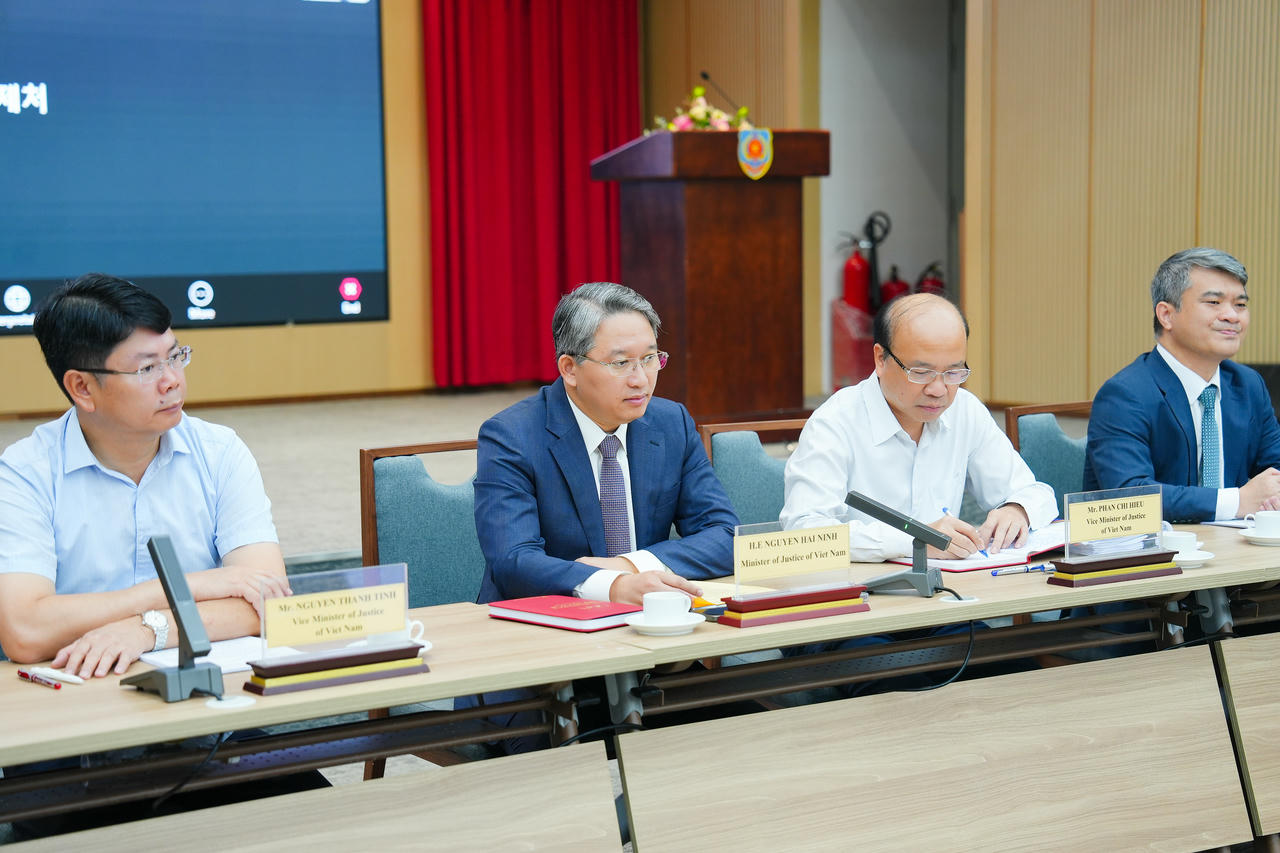 Bộ trưởng Nguyễn Hải Ninh phát biểu khai mạc buổi trao đổi trực tuyến. 