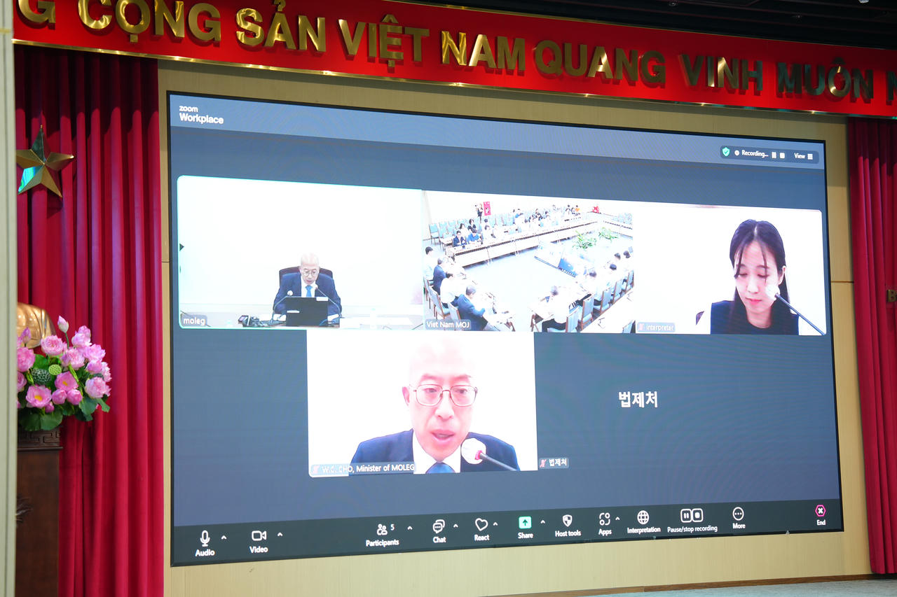 Bộ trưởng Bộ Lập pháp Chính phủ Hàn Quốc Cho Won Cheol phát biểu tại buổi trao đổi trực tuyến.