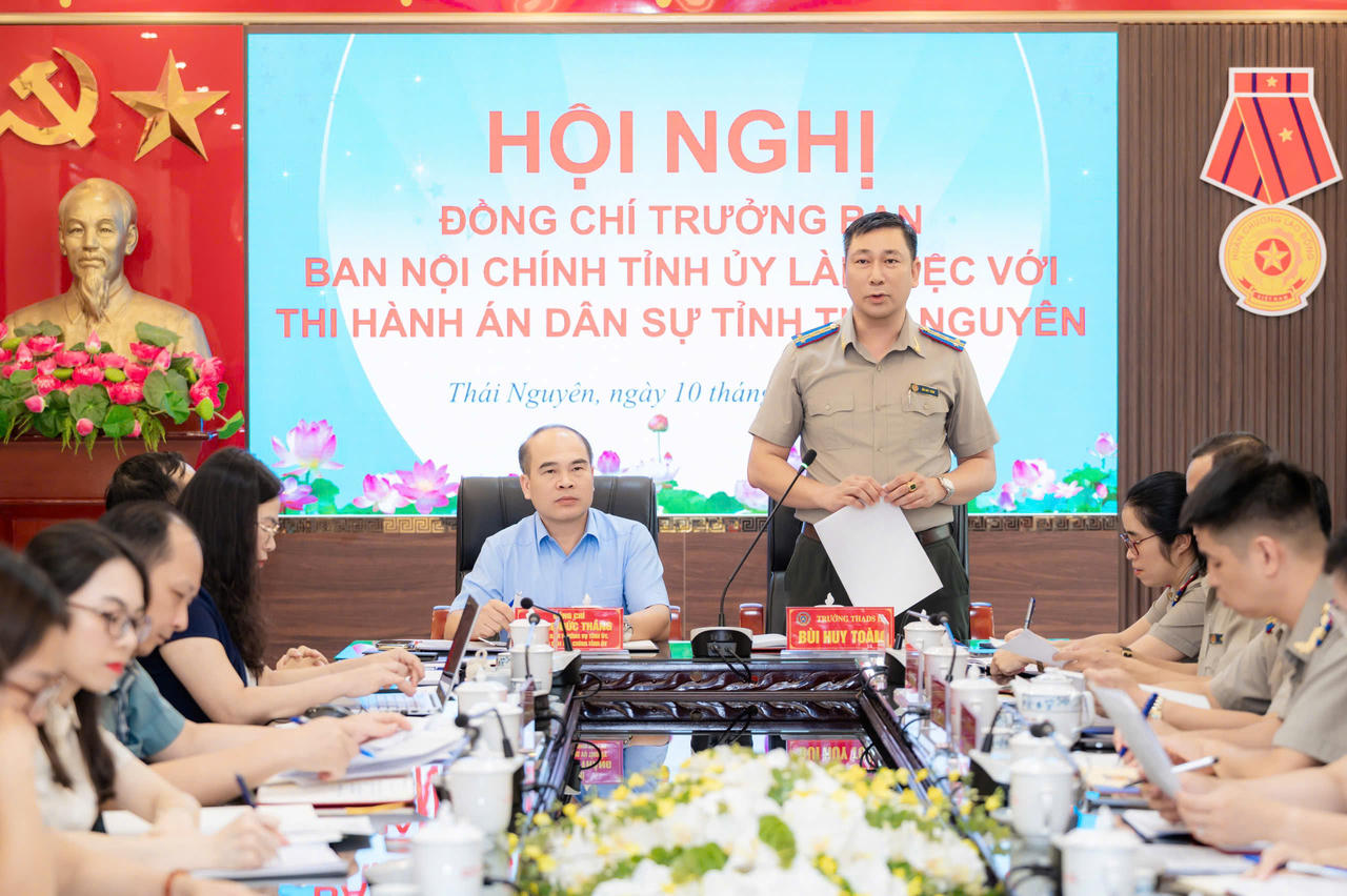 Trưởng Thi hành án dân sự Thái Nguyên Bùi Huy Toàn phát biểu tại Hội nghị