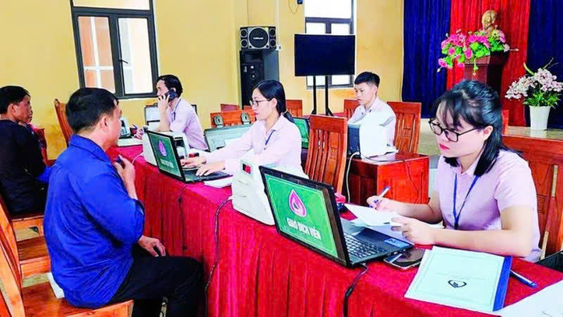 Các điểm giao dịch của NHCsXH tỉnh Lào Cai duy trì lịch giao dịch , tích cực cho hộ nghèo vay vốn ưu đãi.