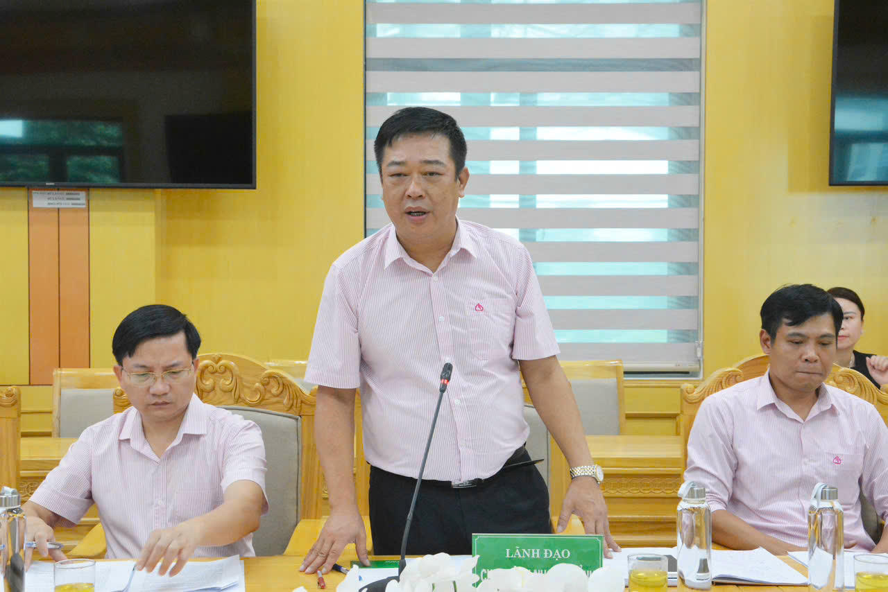 Bí thư Đảng bộ, quyền Giám đốc NHCsXH tỉnh Lào Cai, ông Trần Quang Sơn (giữa) phát biểu nhận nhiệm vụ với lãnh đạo địa phương.