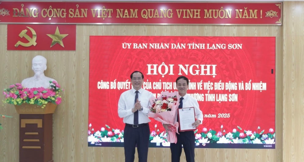 Ông Bùi Quốc Khánh nhận Quyết định làm Giám đốc Sở Công Thương tỉnh Lạng Sơn.