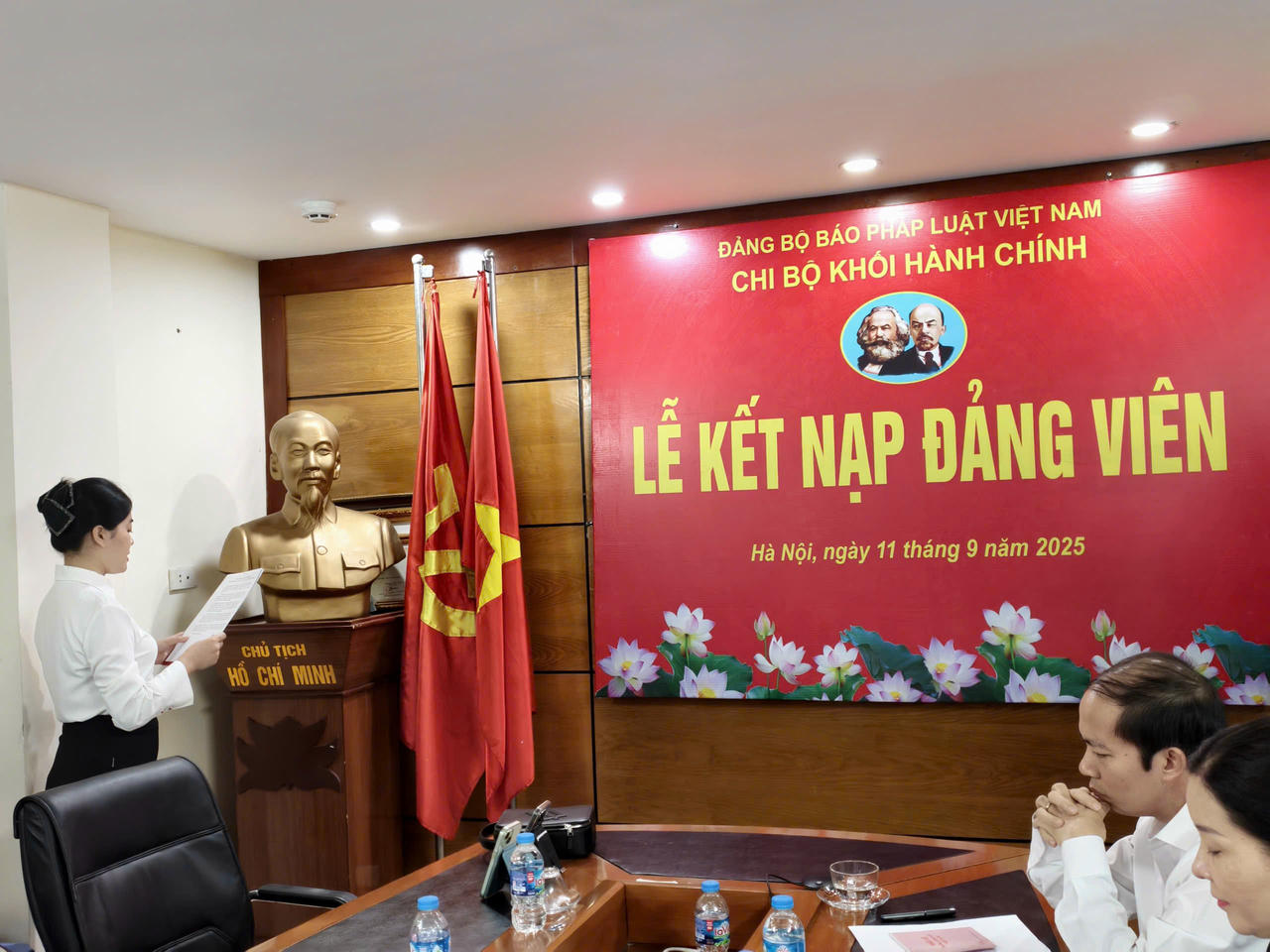 Đảng viên mới Hoàng Thanh Tâm đọc lời tuyên thệ.