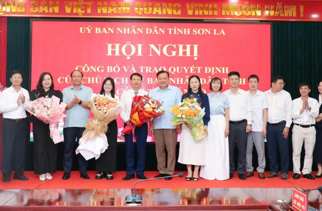 Các đại biểu tặng hoa chúc mừng.