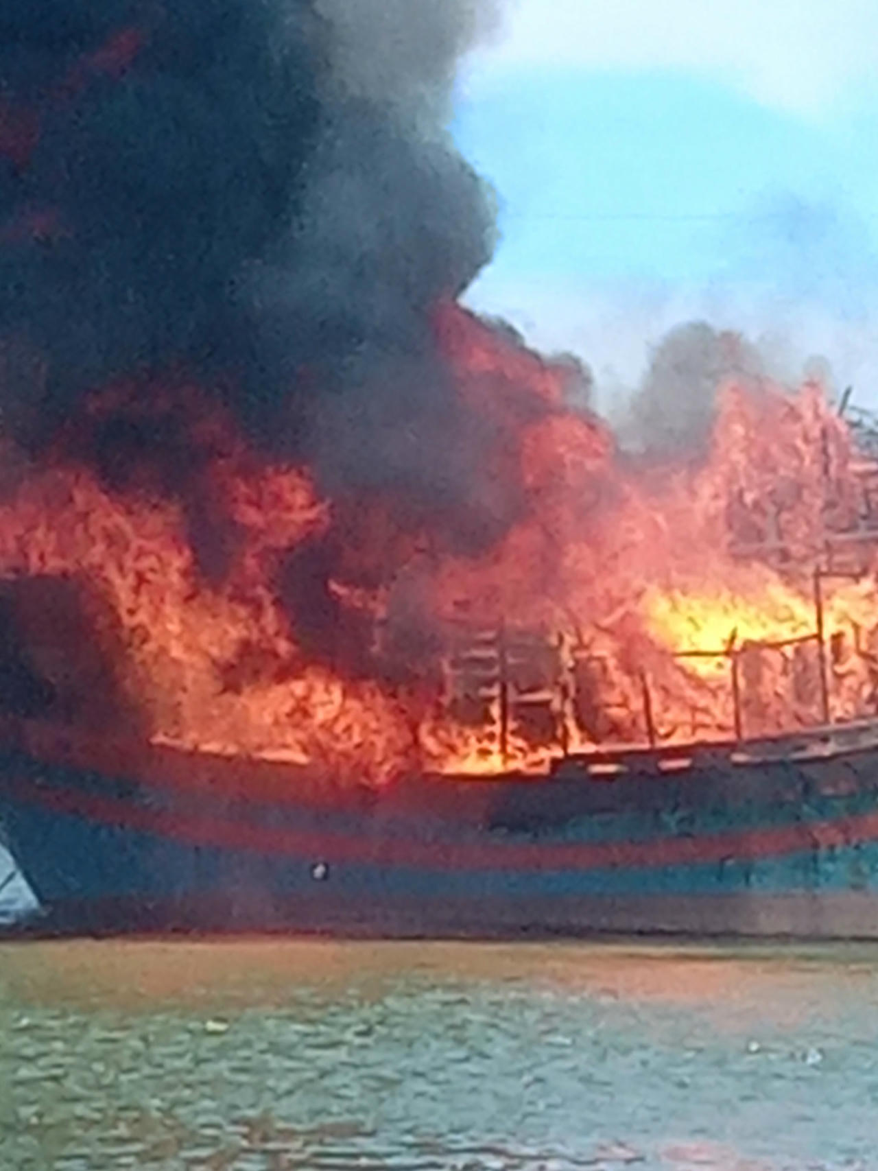 Ngọn lửa bao trùm cả con tàu.