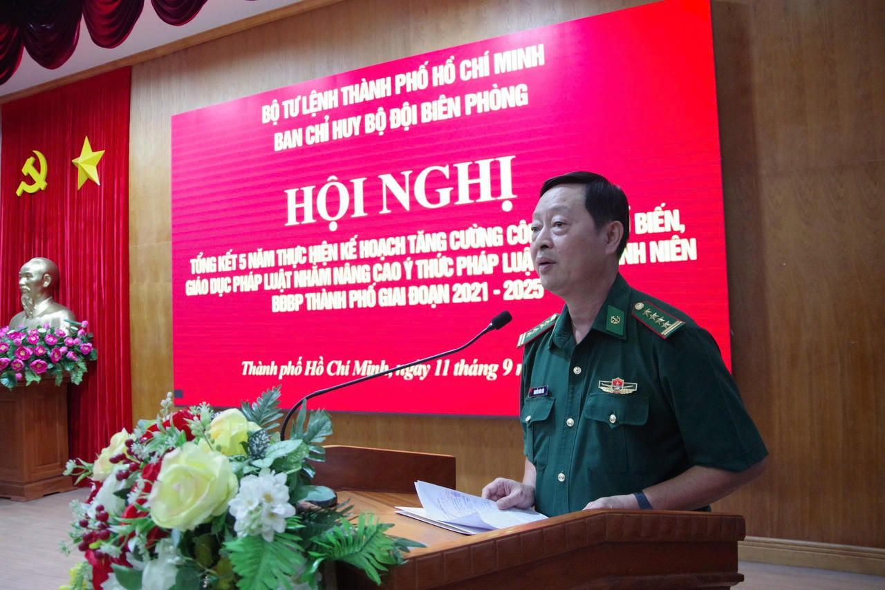 Đại tá Nguyễn Văn Tiến, Uỷ viên Ban Thường vụ, Phó Chính uỷ Ban Chỉ huy BĐBP thành phố phát biểu chỉ đạo hội nghị.