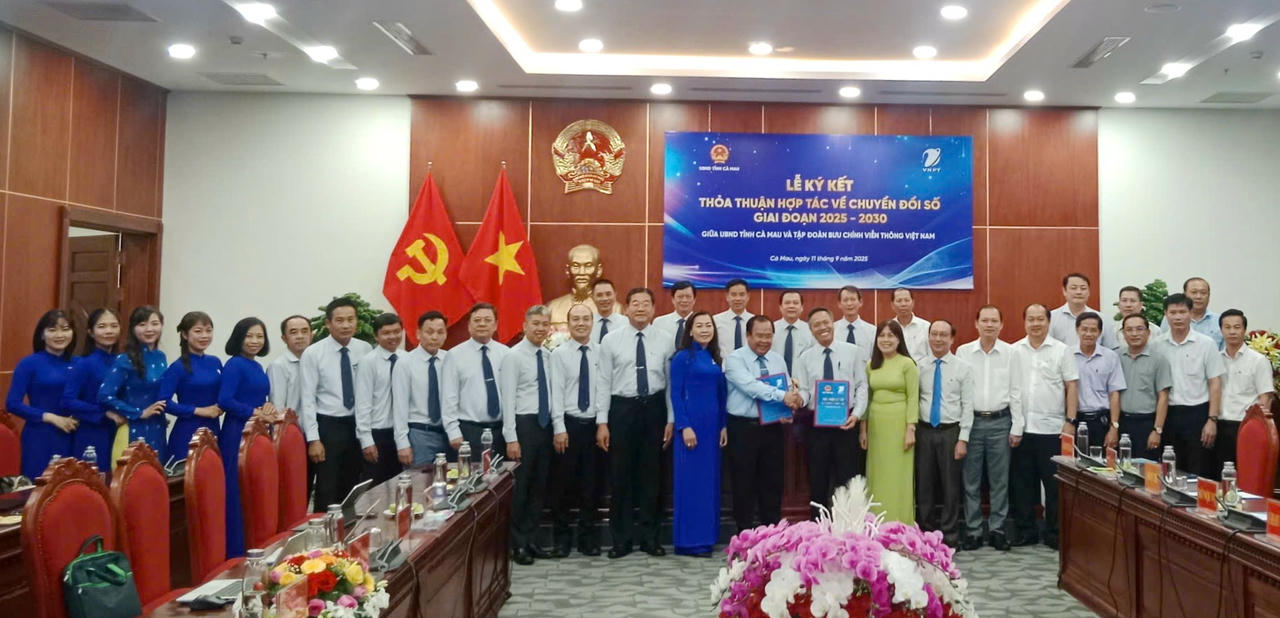 Các đại biểu chụp ảnh lưu niệm.