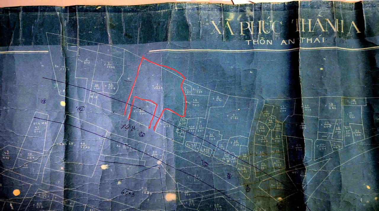 Trên tờ bản đồ số 8 năm 1985, cả thửa đất nhà cụ Hồi là liền thổ, không có đường giao thông, có diện tích là 2.558m2 thửa đất số 3 thuộc xã Phúc Thành A ( cũ ).