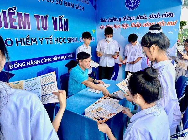 BHXH TP.Hải Phòng đã phối hợp cùng Trường THPT Lê Quý Đôn (quận Hải An) tổ chức gian hàng tuyên truyền, tư vấn, giải đáp trực tiếp về chính sách BHYT đối với HSSV.