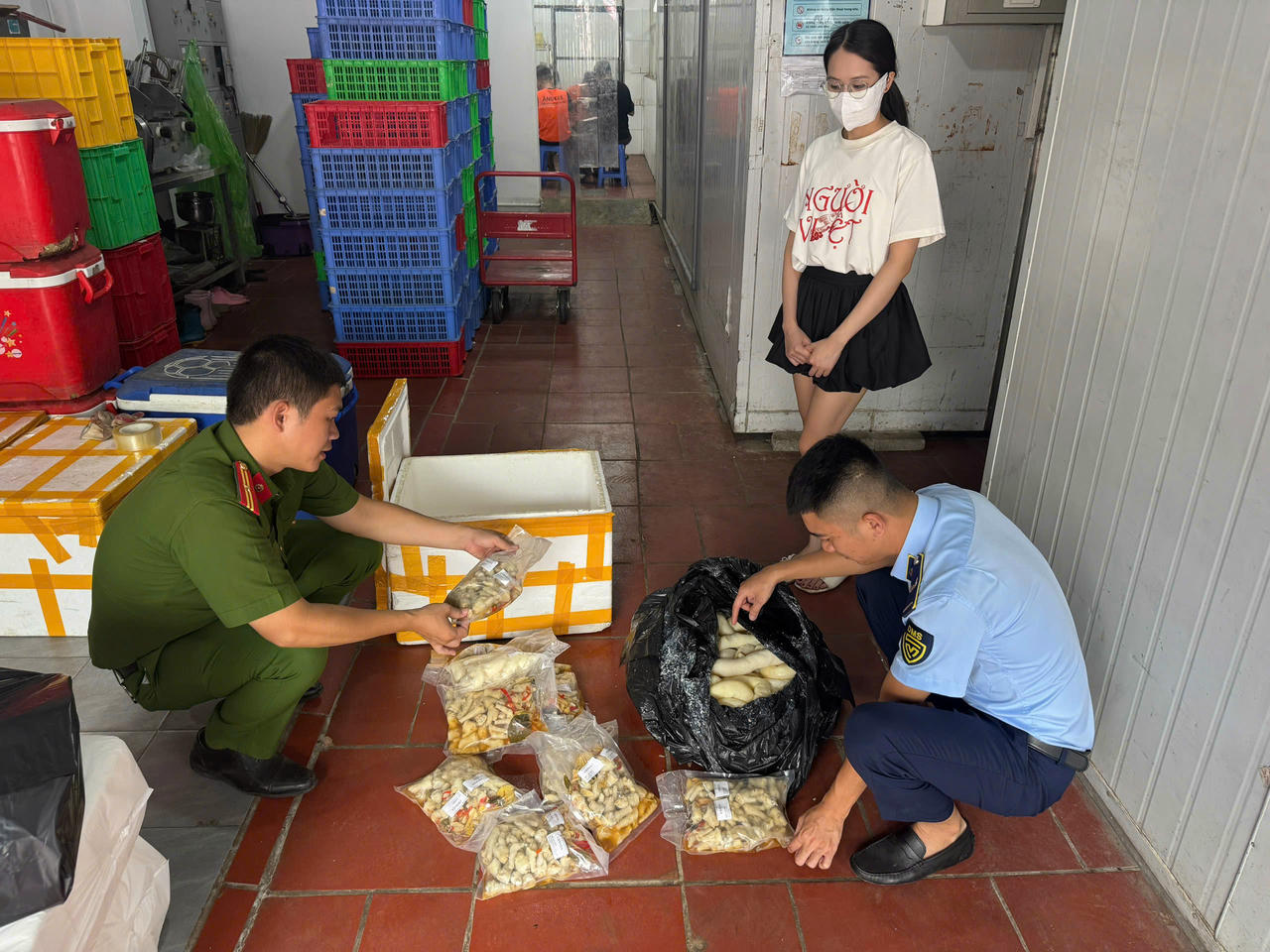 Đội QLTT số 2 TP Hà Nội tổ chức kiểm tra, kiểm soát tốt địa bàn, sẵn sàng ra quân bất kể thời gian, kể cả ngoài giờ hoặc trong những ngày nghỉ để bảo vệ quyền lợi của người tiêu dùng.