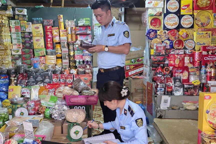 Hà Nội: Đội QLTT số 2 liên tiếp phát hiện các cơ sở kinh doanh bánh Trung thu và đồ chơi trẻ em nhập lậu
