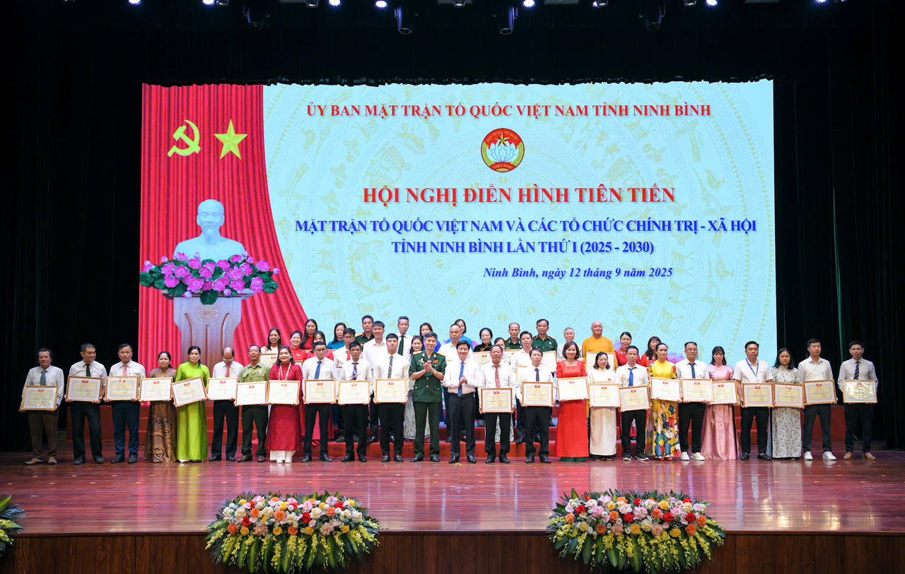Lãnh đạo Ủy ban MTTQ Việt Nam tỉnh Ninh Bình trao bằng khen cho các cá nhân có thành tích xuất sắc