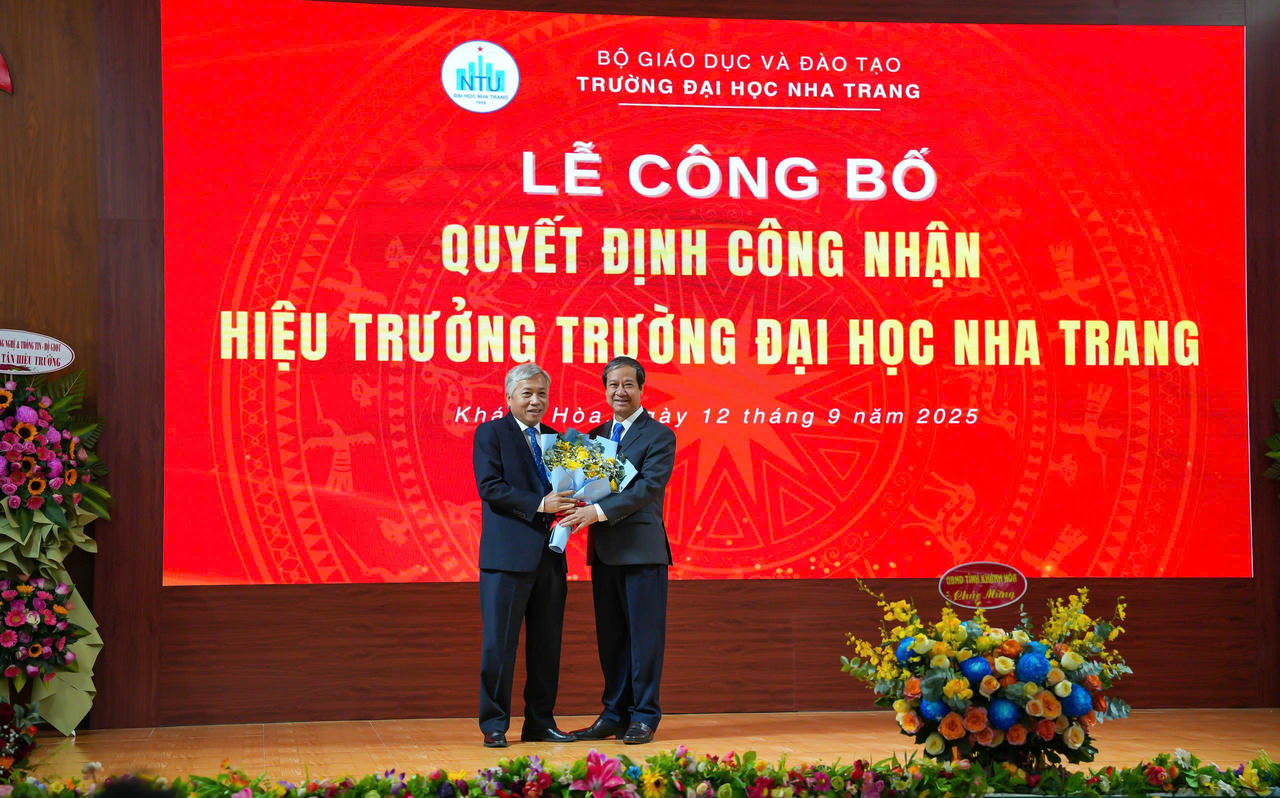 Bộ trưởng Bộ Giáo dục và Đào tạo Nguyễn Kim Sơn tặng hoa, gửi lời cảm ơn tới GS.TS Trang Sỹ Trung.