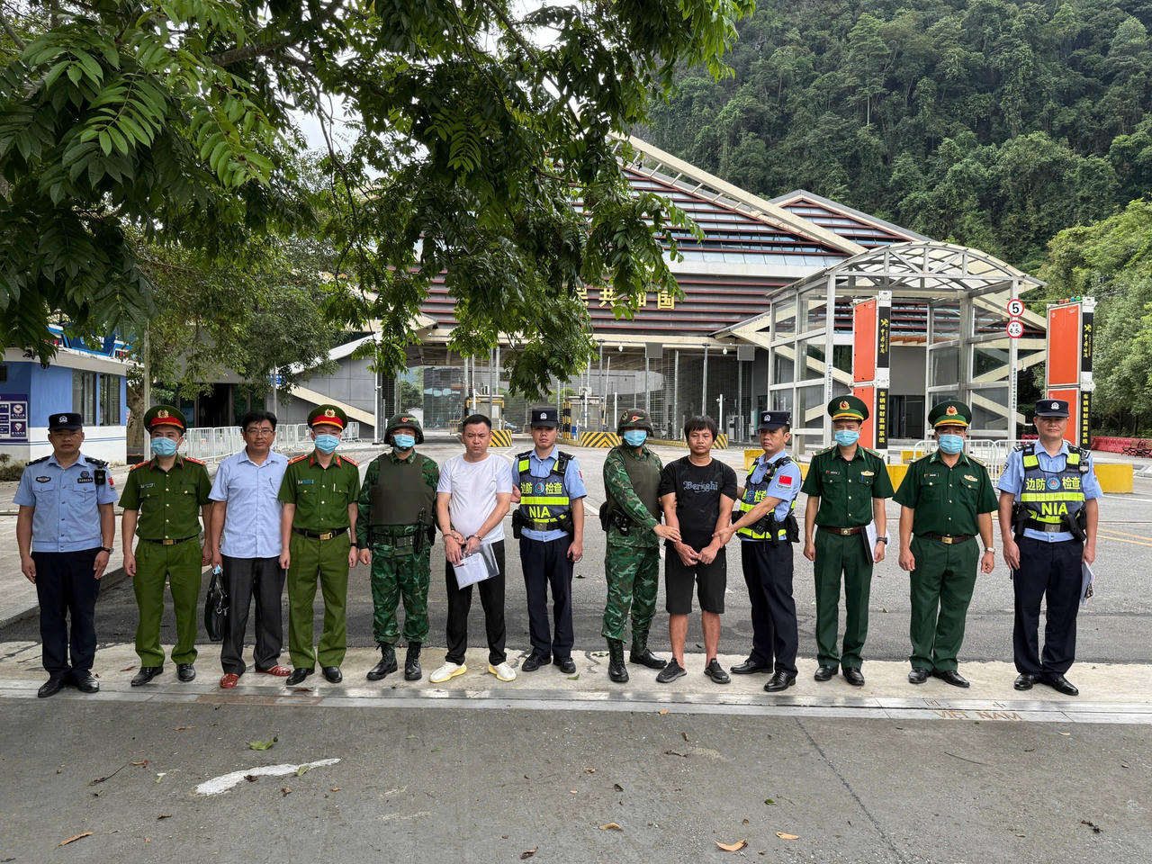 Phát hiện, bắt giữ đối tượng bị truy nã khi tiếp nhận công dân được trao trả tại cửa khẩu Lý Vạn