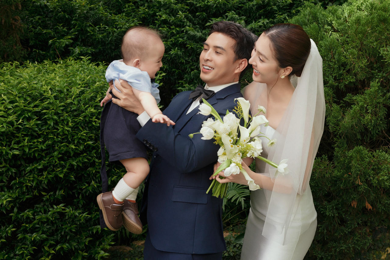Vợ chồng Hồ Quang Hiếu hạnh phúc bên con trai trong bộ ảnh cưới. Ảnh: NVCC