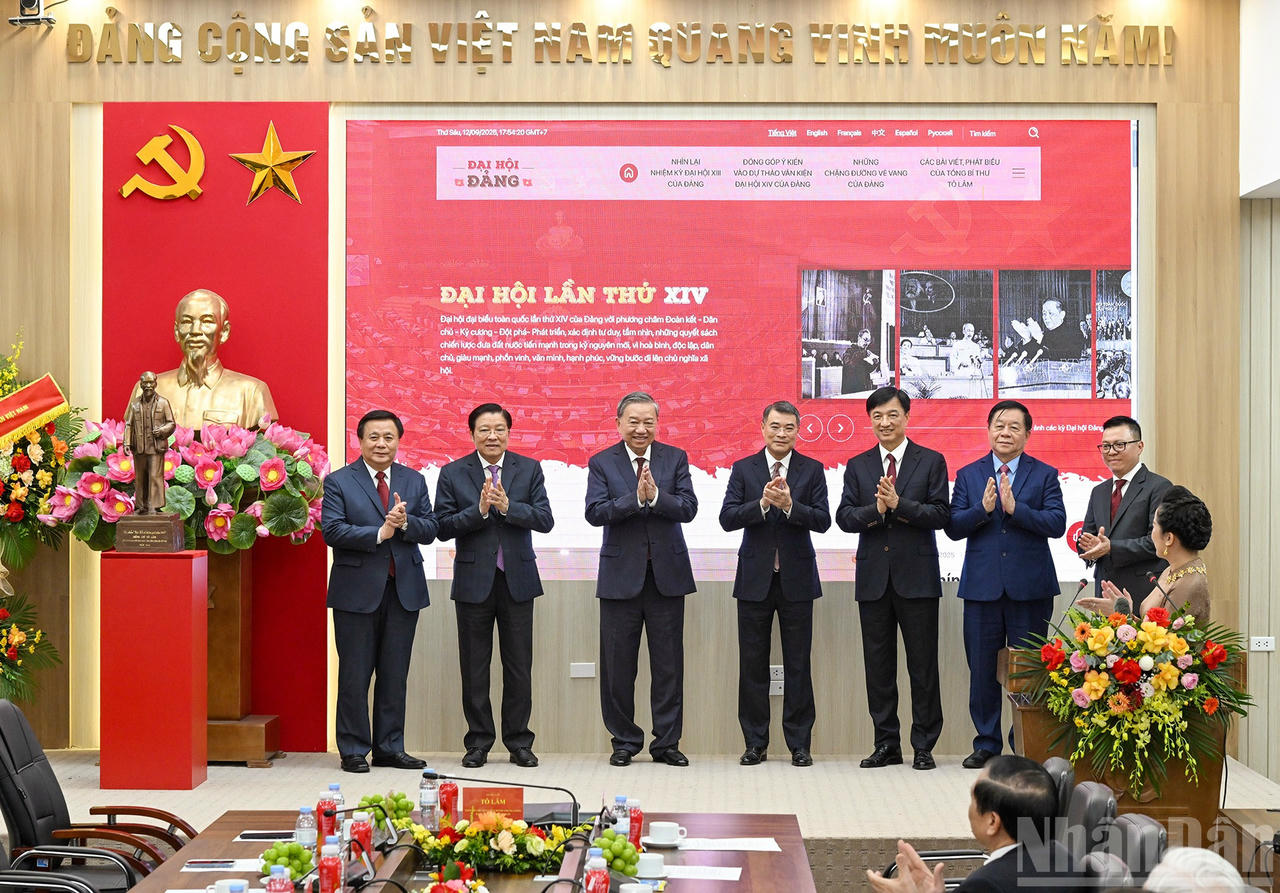 Quang cảnh Lễ ra mắt Trang thông tin điện tử chuyên đề "Đảng Cộng sản Việt Nam - Đại hội XIV", tại Trụ sở Bộ Biên tập Báo Nhân Dân. (Ảnh: ĐĂNG KHOA)