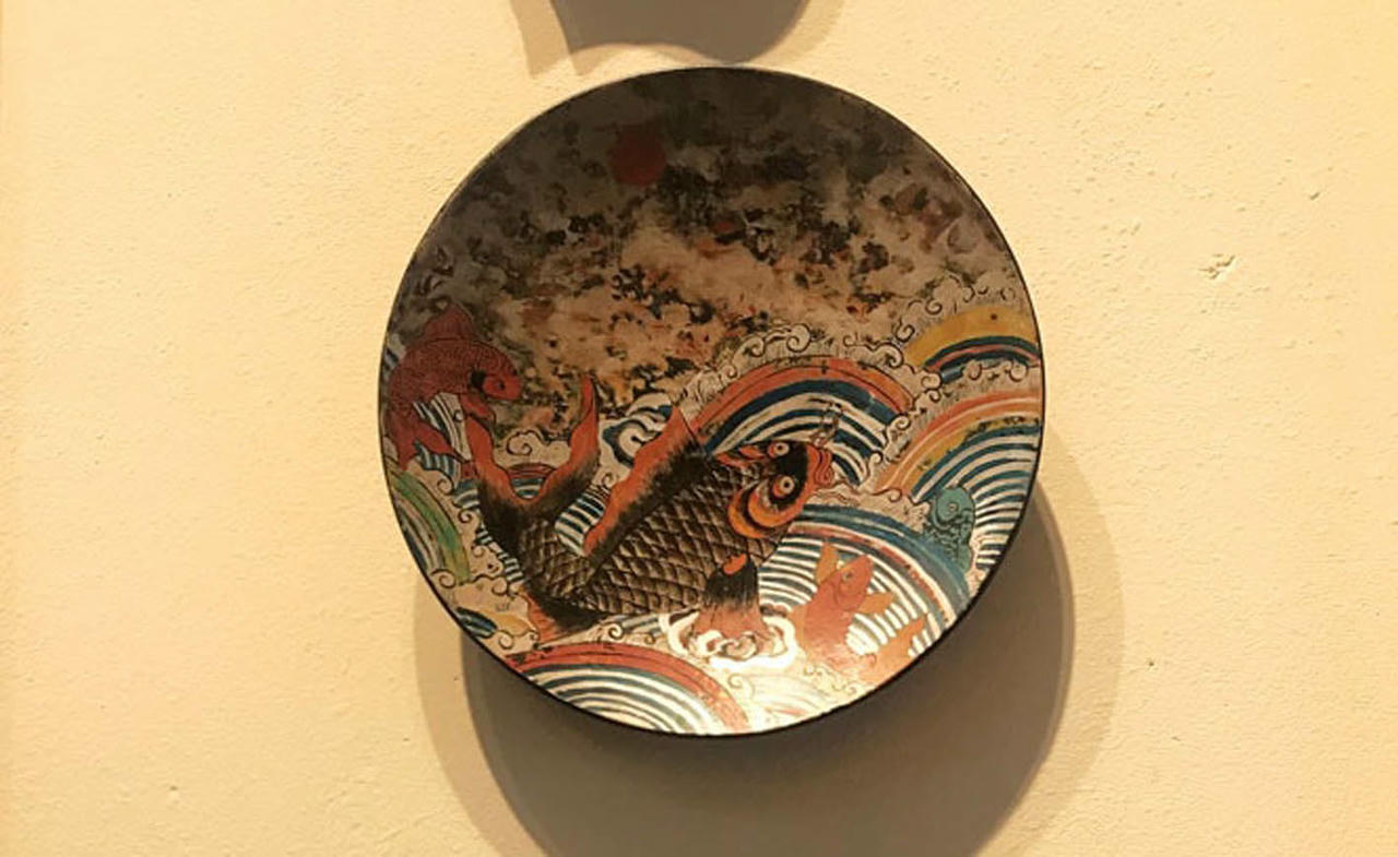 Họa tiết trong các bức tranh dân gian Hàng Trống “Cá chép vượt vũ môn” được sinh viên Trường Đại học Mỹ thuật Việt Nam sáng tạo trên chất liệu sơn mài. (Ảnh: PV)