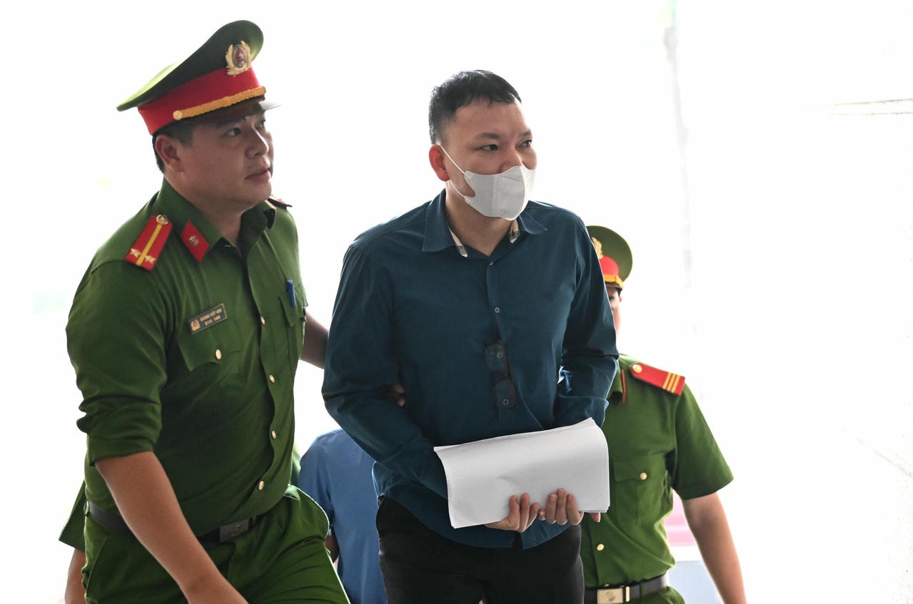 Bị cáo Trần Viết Cương, cựu Giám đốc Ban quản lý dự án tỉnh Tuyên Quang cũ được dẫn giải đến tòa. (Ảnh: Danviet)