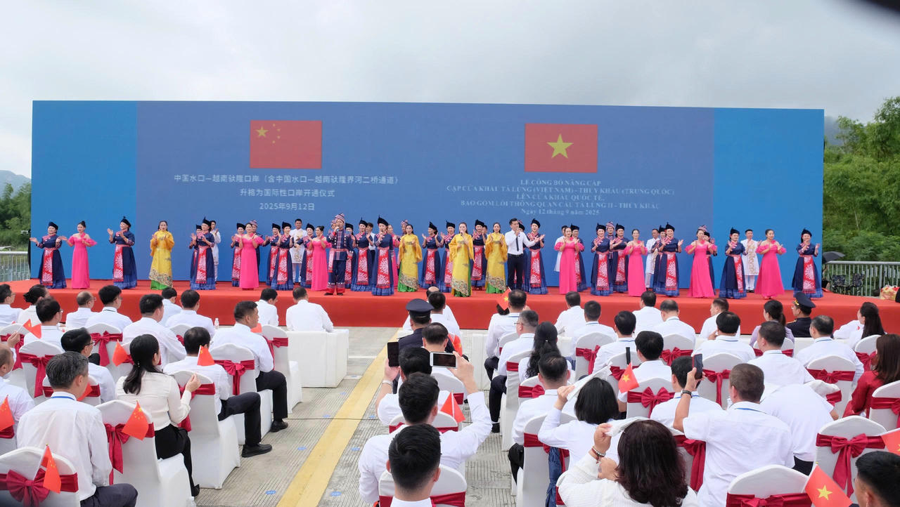 Tiết mục văn nghệ giữa các nghệ sĩ Việt Nam và Trung Quốc tại buổi lễ (Ảnh: Lê Hanh)