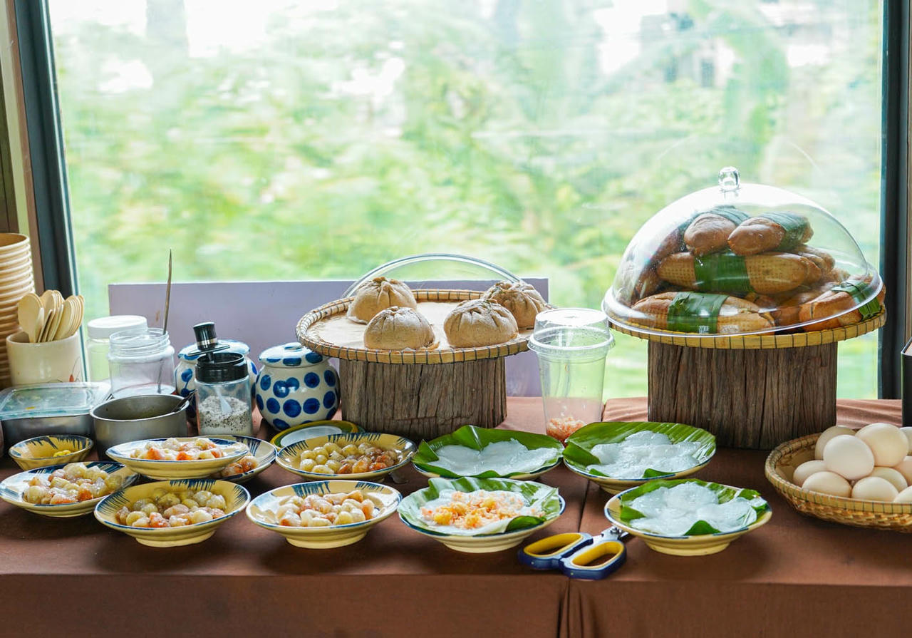 Đặc sản của xứ Huế và Đà Nẵng trên chuyến tàu “Kết nối di sản miền Trung”. (Ảnh: Tuân Cuồng Chân)
