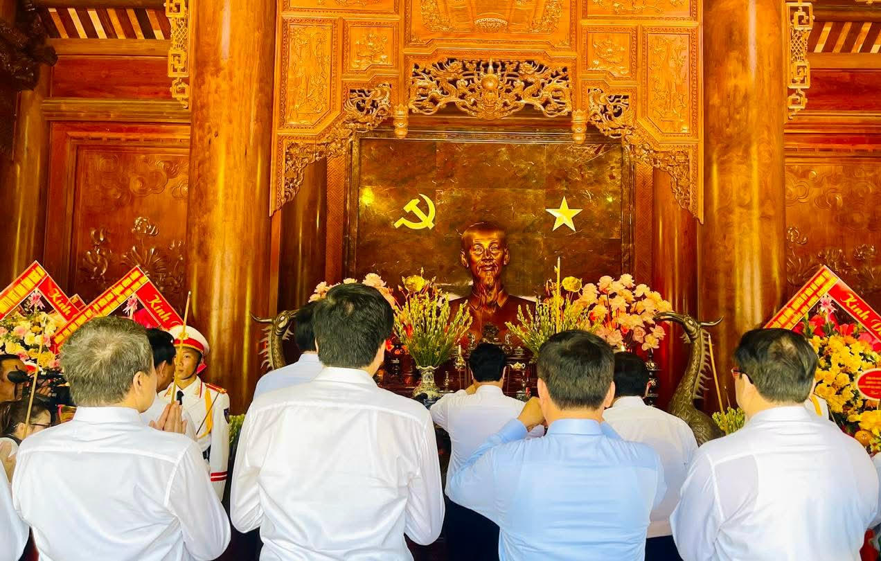 Các đại biểu dâng hương tại Nhà tưởng niệm Chủ tịch Hồ Chí Minh. Ảnh: KDT Kim Liên