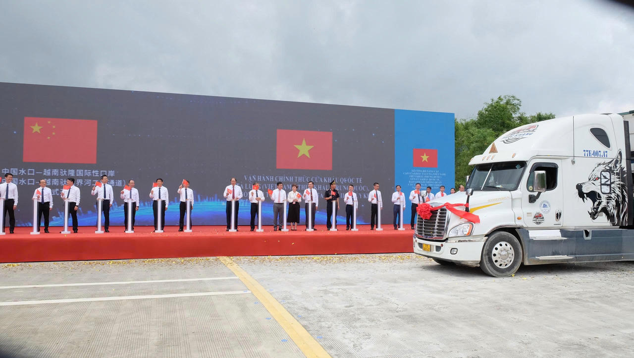 Sau Lễ công bố, Hải quan cửa khẩu Tà Lùng và Thuỷ Khẩu đã làm thủ tục thông quan thông suốt cho các lô hàng xuất nhập khẩu. (Ảnh: Lê Hanh)