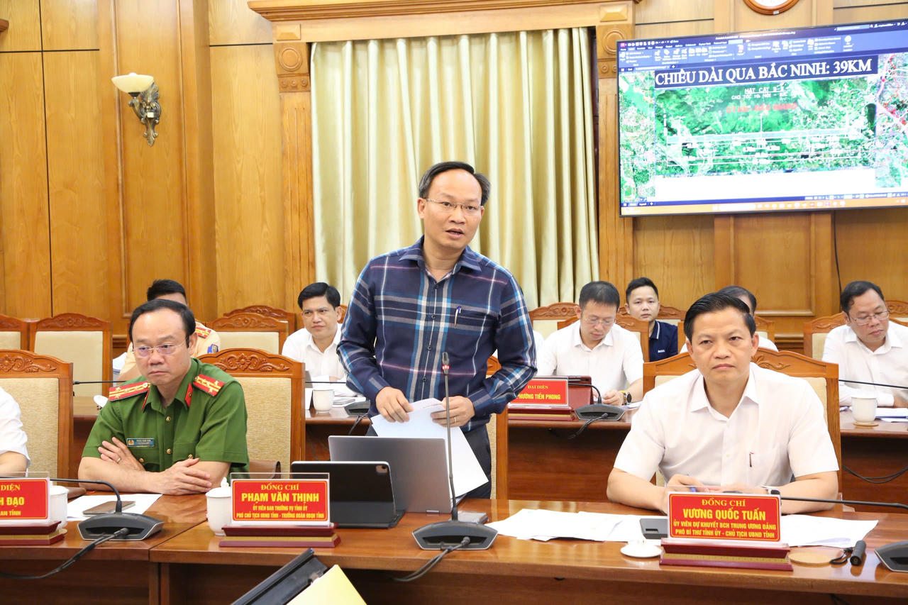 Phó chủ tịch UBND tỉnh Phạm Văn Thịnh phát biểu tại buổi làm việc.