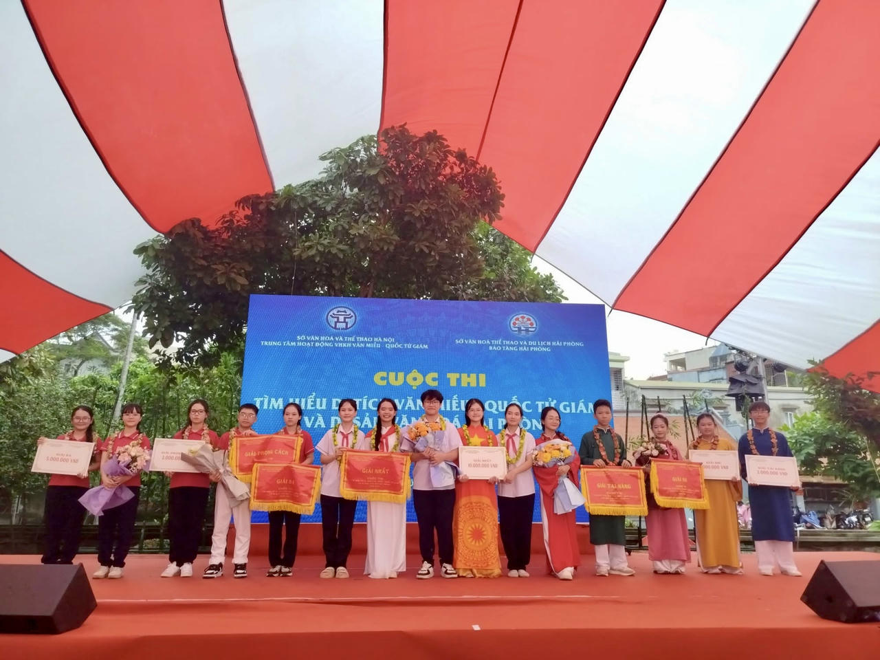 Ban Tổ chức trao giải cho các đội thi