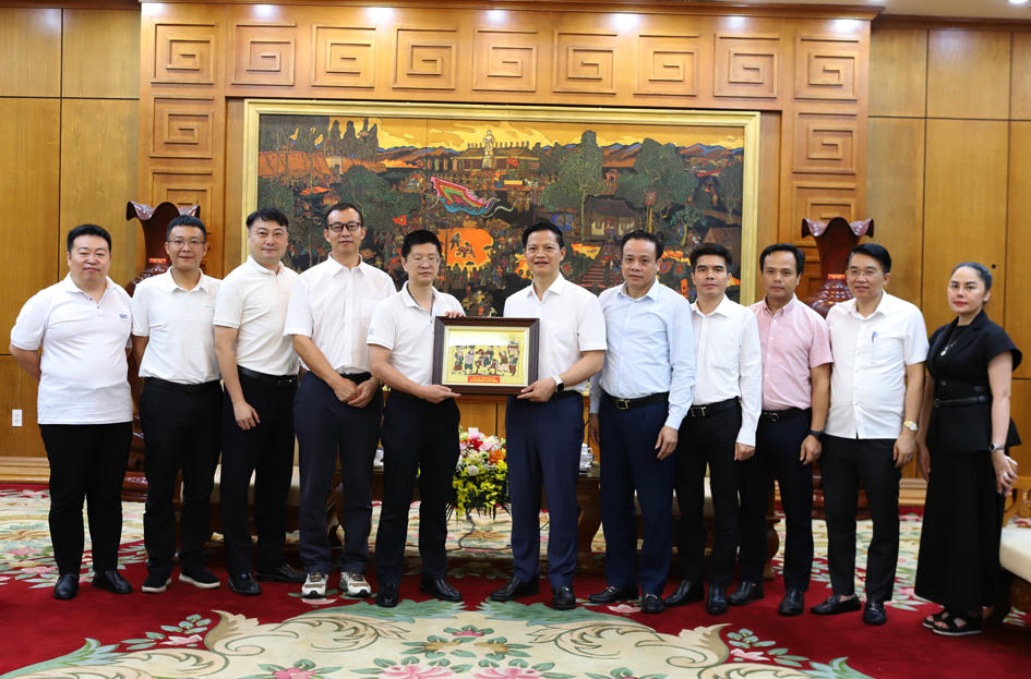 Đoàn công tác Tập đoàn Desay nhận quà lưu niệm là tranh dân gian Đông Hồ do Chủ tịch UBND tỉnh Bắc Ninh Vương Quốc Tuấn trao tặng.