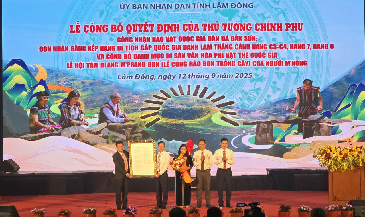 UBND tỉnh Lâm Đồng công bố quyết định của Thủ tướng Chính phủ công nhận bảo vật quốc gia Đàn đá Đắk Sơn.