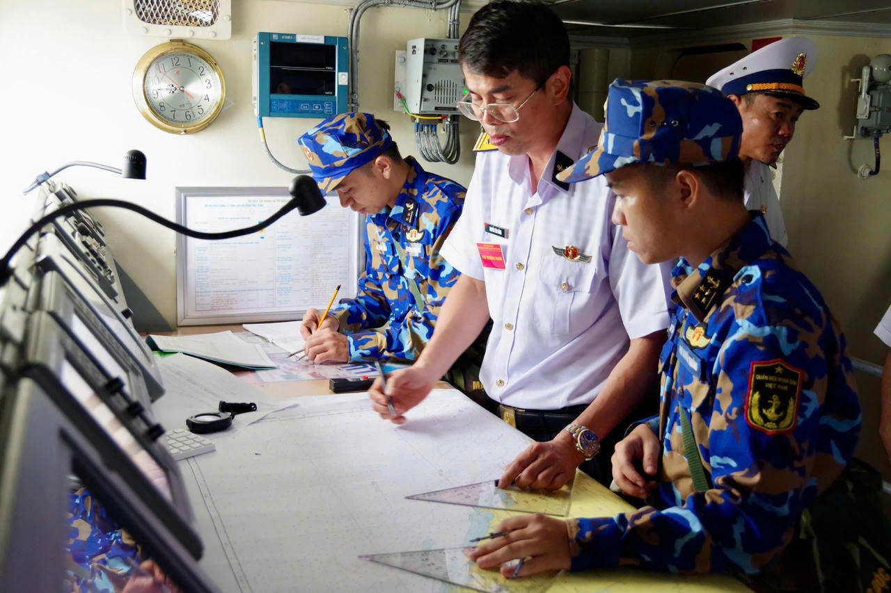 Kiểm tra kỹ năng tác nghiệp tổng hợp cán bộ tàu Lữ đoàn 172.