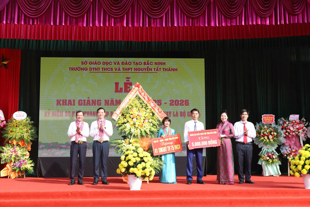 Đ/c Vương Quốc Tuấn - Chủ tịch UBND tỉnh Bắc Ninh (thứ hai từ trái sáng) và đ/c Nguyễn Văn Thêm Phó GĐ Sở GD&ĐT Bắc Ninh (thứ nhất từ trái qua) dự khai giảng tại trường DTNT THCS và THPT Nguyễn Tất Thành