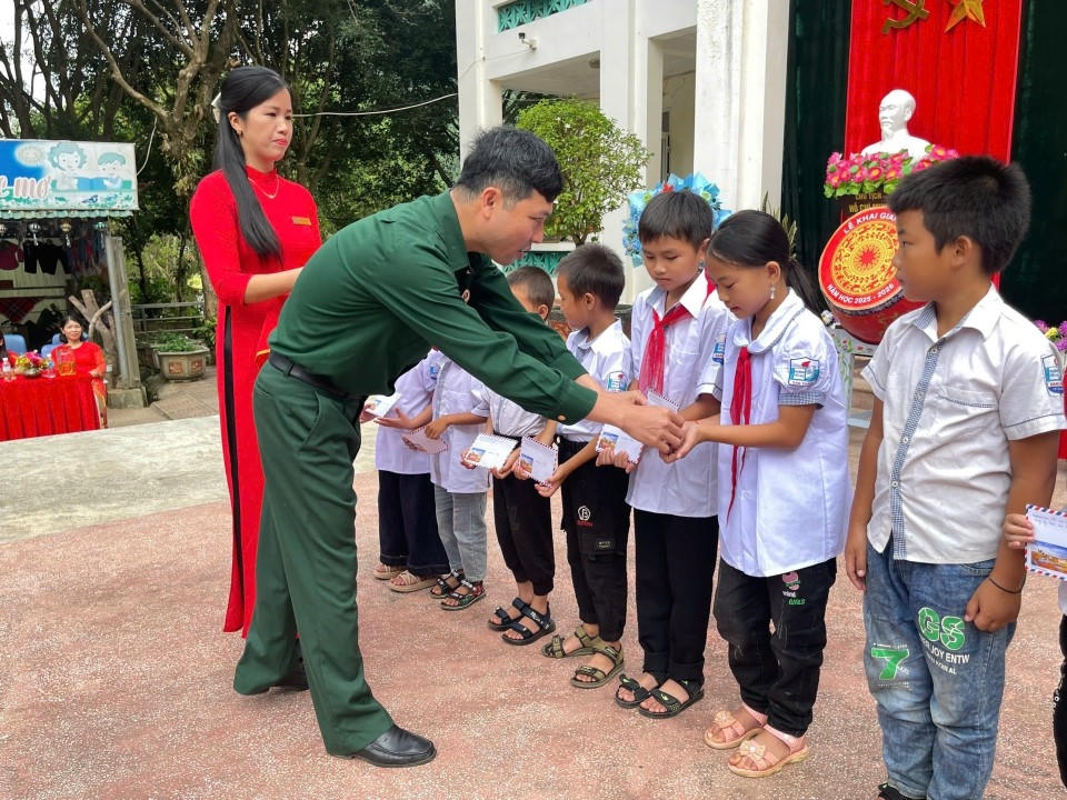 Hội Cựu chiến binh Công ty Điện lực Lai Châu trao tặng học bổng cho học sinh nghèo vượt khó trường Tiểu học San Thàng
