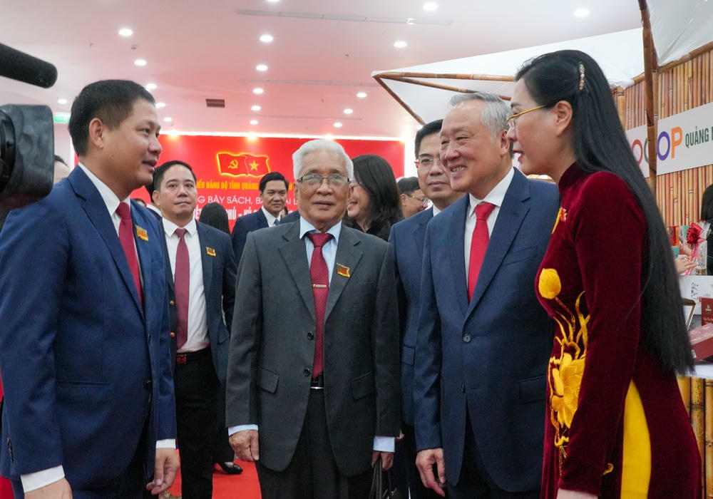 Ông Bùi Ngọc Dương - Bí thư Đảng uỷ, Chủ tịch BSR báo cáo tình hình hoạt động của BSR với Ủy viên Bộ Chính trị, Phó Thủ tướng Thường trực Chính phủ Nguyễn Hoà Bình.