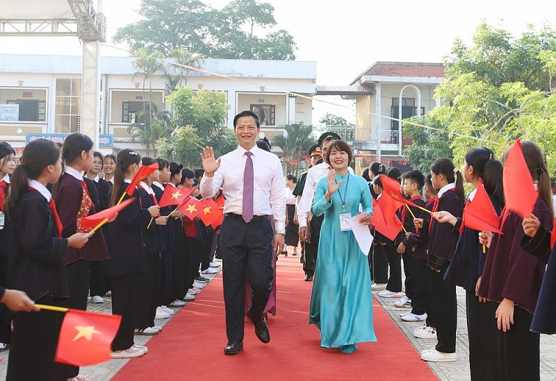 Chủ tịch tỉnh Bắc Ninh Vương Quốc Tuấn vui mừng cùng các bạn học sinh chào đón năm học mới.