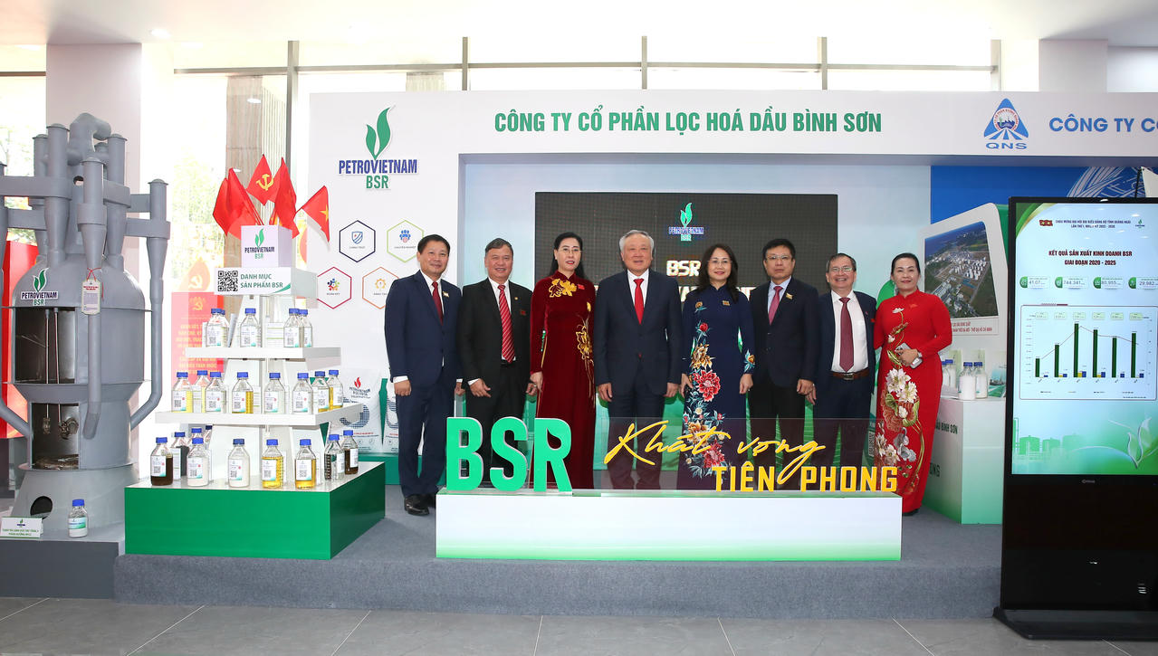 Chủ tịch BSR Bùi Ngọc Dương và một số lãnh đạo bộ ngành Trung ương, tỉnh Quảng Ngãi chụp ảnh cùng Phó Thủ tướng Thường trực Chính phủ Nguyễn Hoà Bình tại gian hàng trưng bày các sản phẩm của BSR.