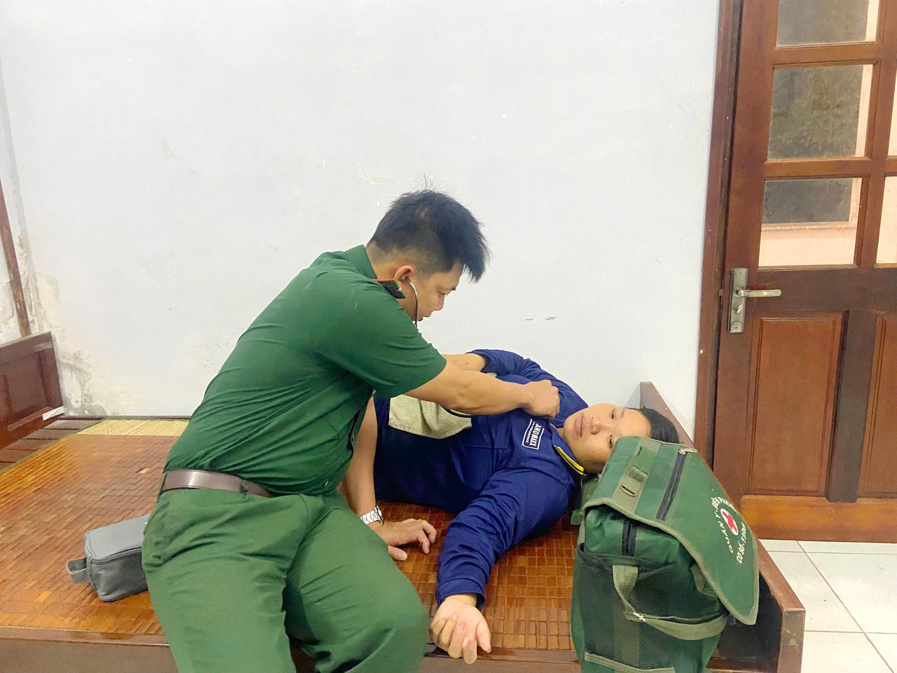 Quân y Đồn Biên phòng Khánh Hội (BĐBP Cà Mau) chăm sóc thuyền viên gặp nạn ngay sau khi được đưa vào bờ an toàn.