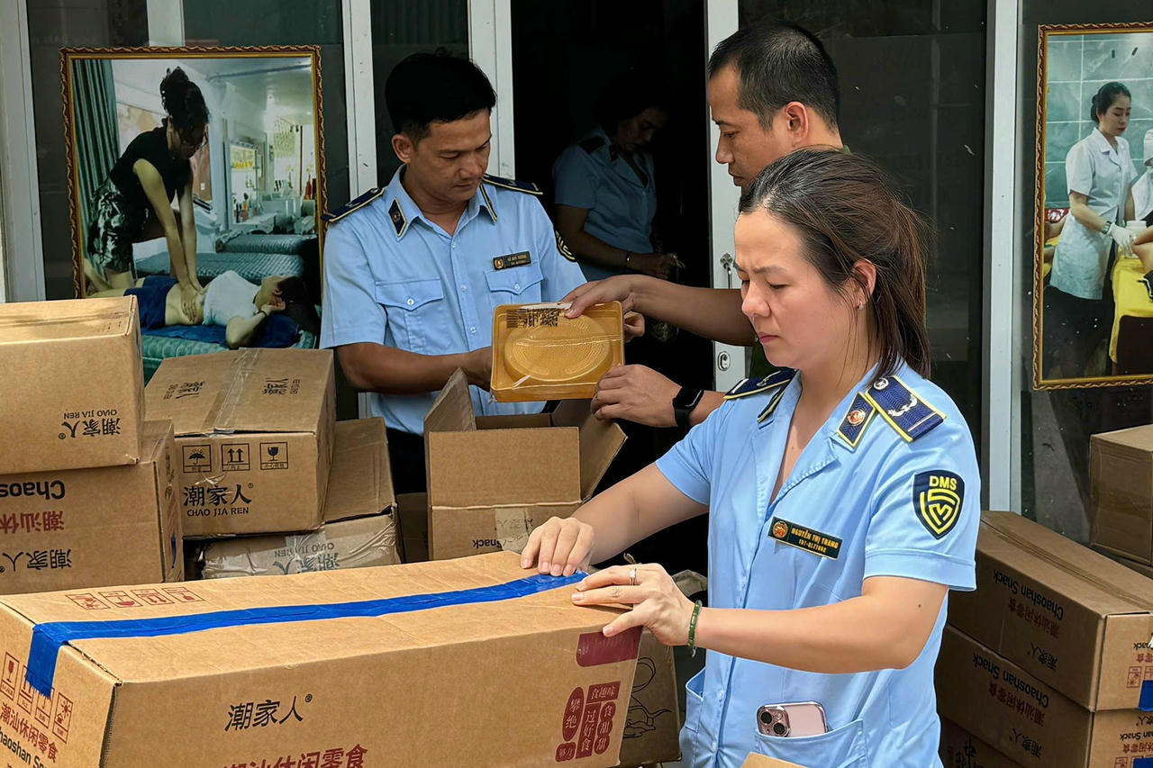 Quản lý thị trường TP Hà Nội tiếp tục thu giữ 1.142 chiếc bánh Trung thu nhập lậu