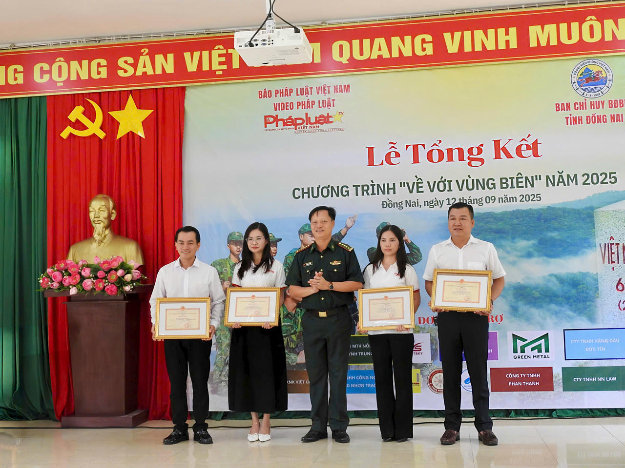 Dịp này, 4 cá nhân xuất sắc trong công tác triển khai chương trình Về với vùng biên của Báo Pháp luật Việt Nam vinh dự nhận bằng khen của Bộ Chỉ huy quân sự tỉnh Đồng Nai
