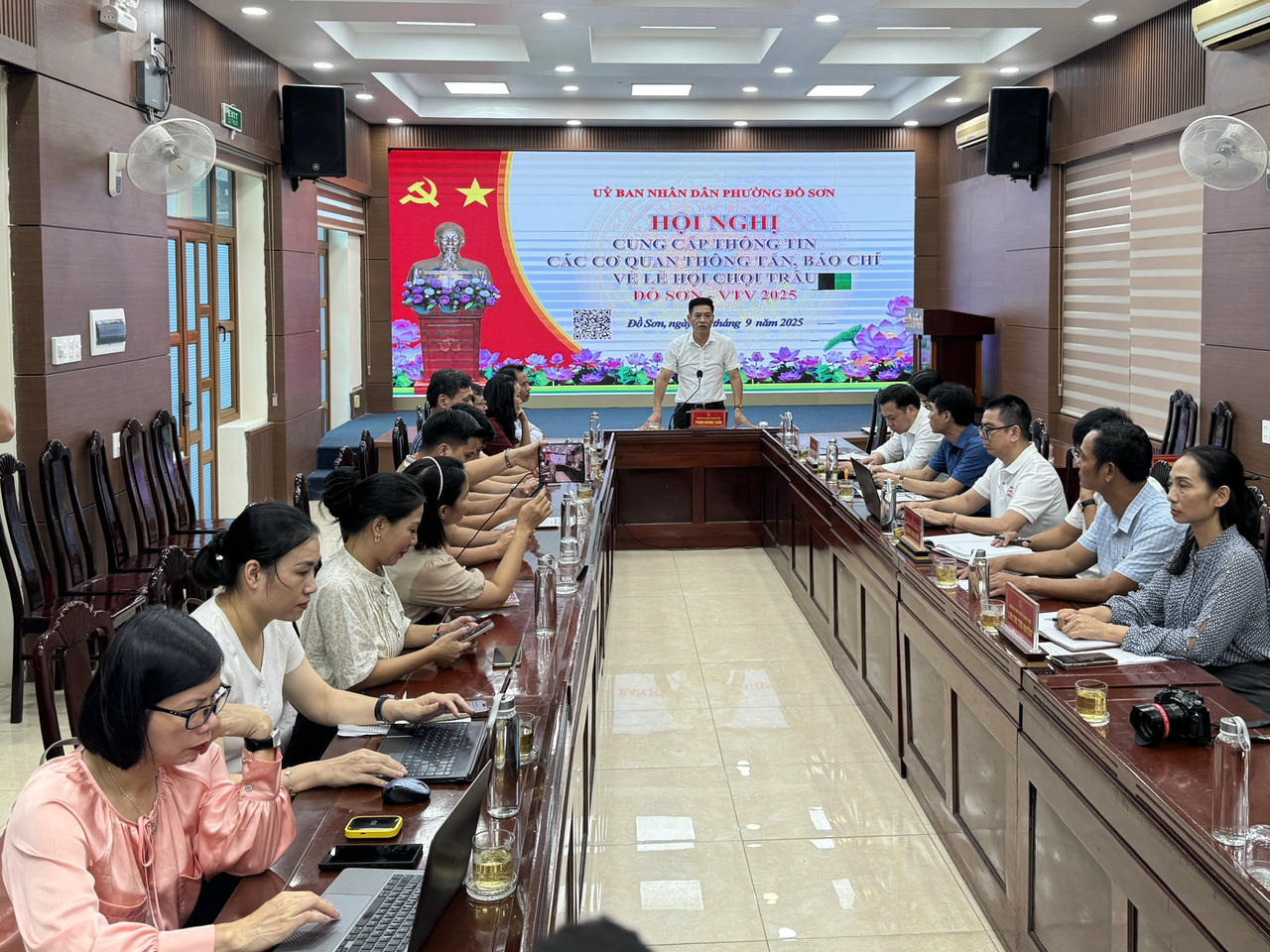 Ông Phạm Hoàng Tuấn, Phó Chủ tịch UBND phường chủ trì Hội nghị.