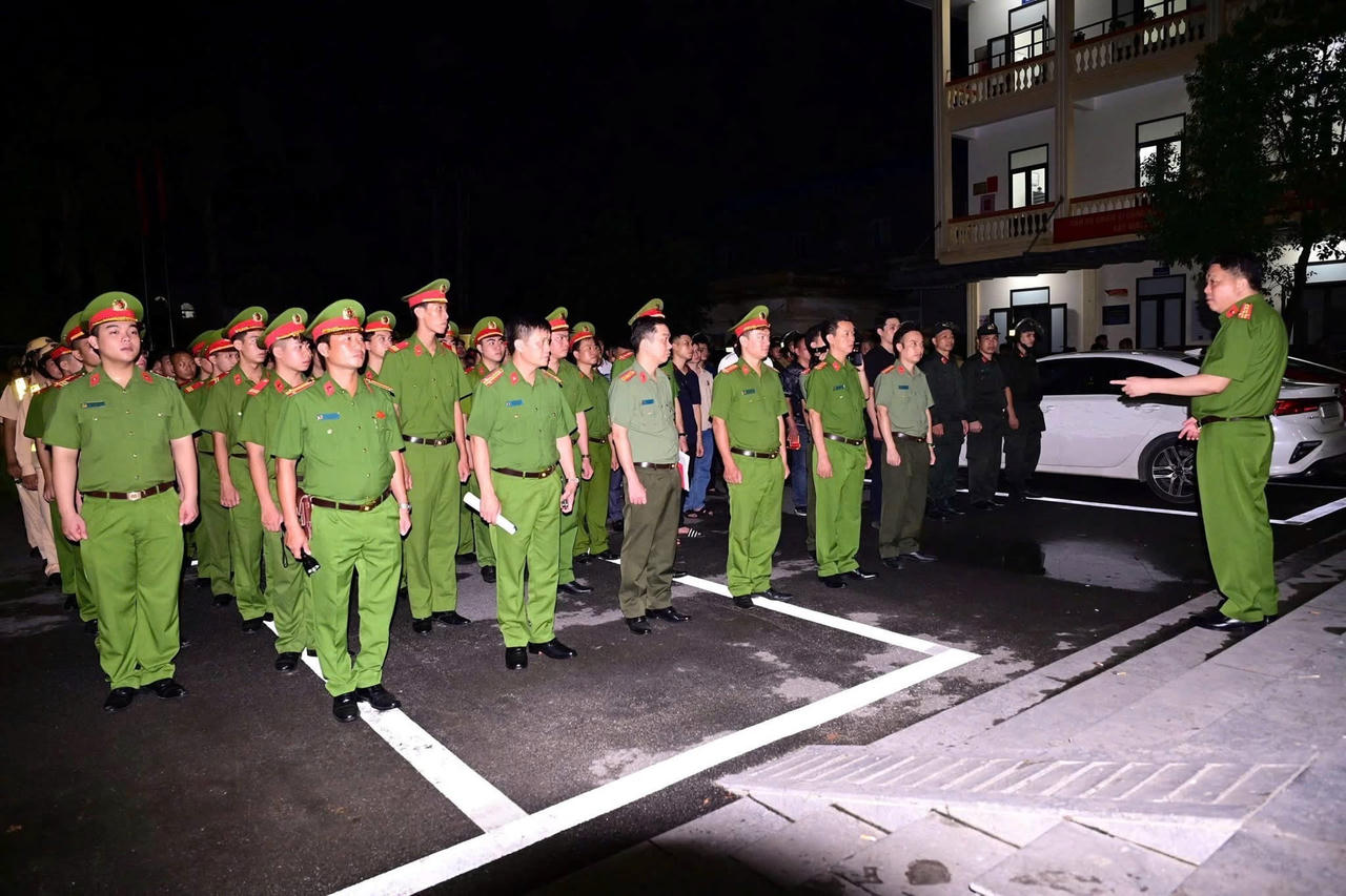 Đại tá Bùi Trung Thành - Phó Giám đốc Công an TP chỉ đạo cuộc tổng kiểm tra tại Công an phường Thuỷ Nguyên 