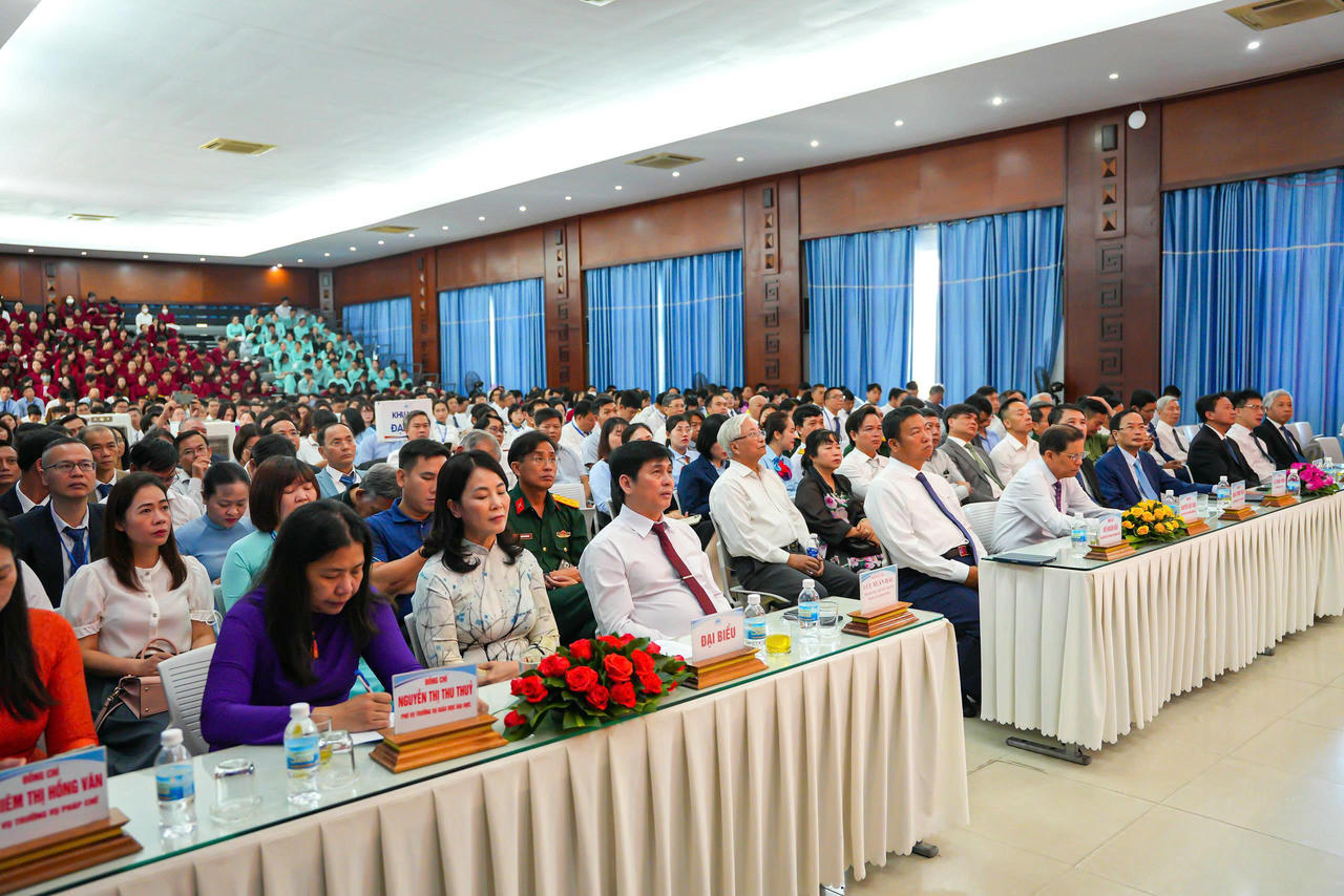 Các đại biểu, lãnh đạo Bộ Giáo dục và Đào tạo, tỉnh Khánh Hòa và tập thể Trường Đại học Nha Trang tham dự Lễ công bố Quyết định công nhận Hiệu trưởng nhiệm kỳ 2020 – 2025.