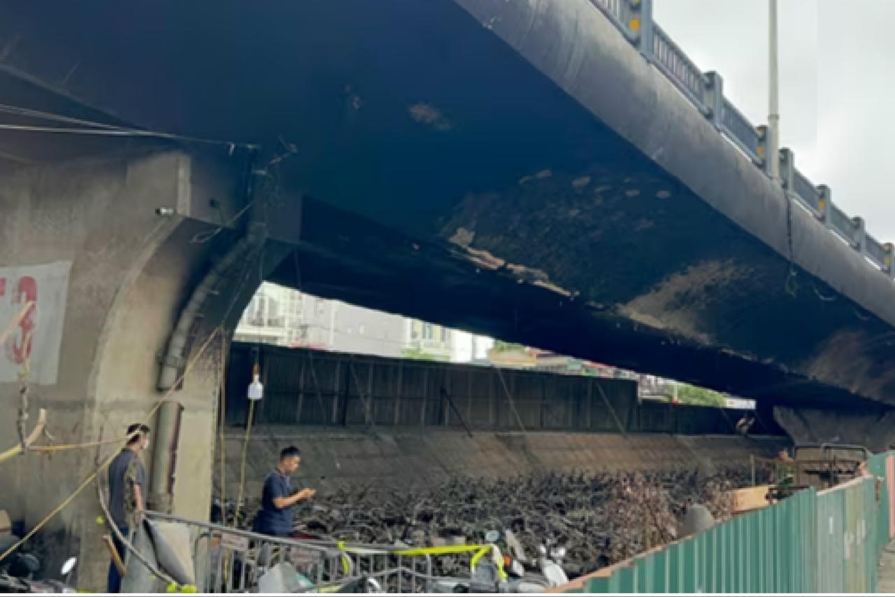 Cầu Vĩnh Tuy cần sửa chữa sau vụ cháy hàng trăm xe máy dưới chân cầu