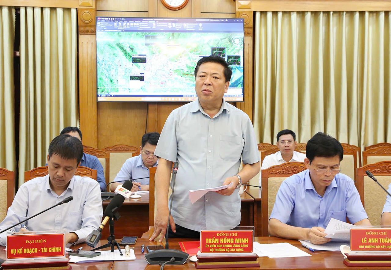 Bộ trưởng Bộ Xây dựng Trần Hồng Minh phát biểu kết luận tại buổi làm việc.