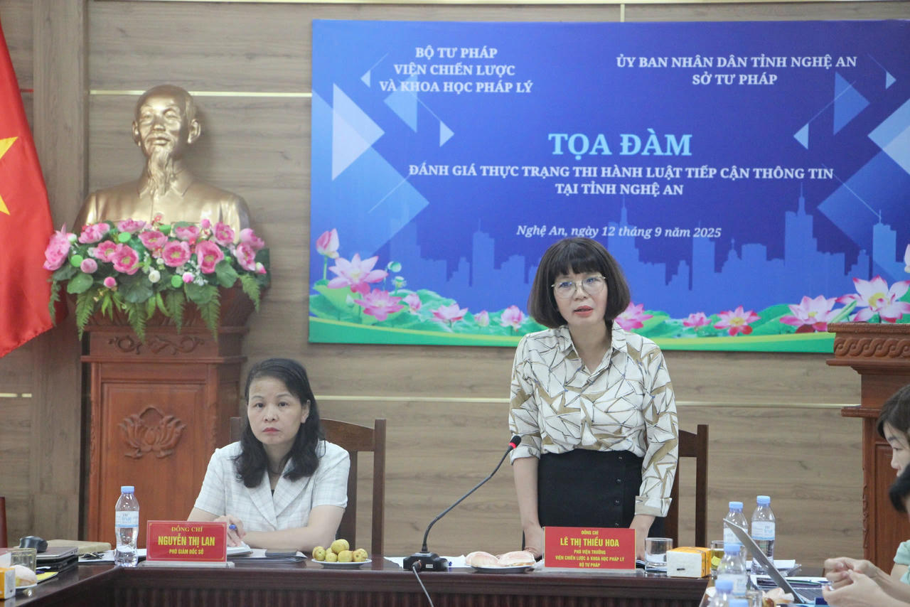 Bà Lê Thị Thiều Hoa - Phó Viện trưởng Viện Chiến lược và Khoa học pháp lý phát biểu tại buổi Toạ đàm 